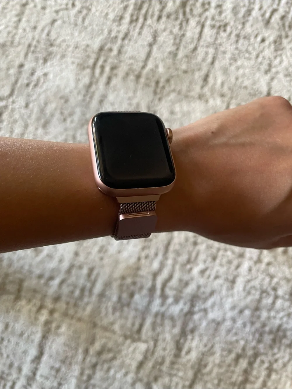 Apple Watch SE Rose Gold Milanese Loop Band